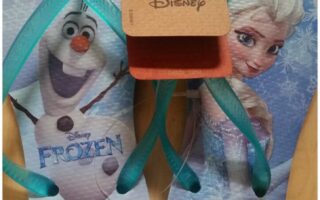 A pair of blue Havaianas flip-flops featuring Disney’s Frozen characters Olaf and Elsa, with snowflake designs. A brown Havaianas Disney tag is attached. The size is UK 3/4, EUR 35/36, and “Frozen” is printed on Olaf’s footbed.