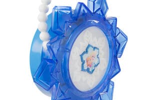 A blue, snowflake-shaped plastic handbag with a white beaded handle. In the centre, there's an image of Elsa from Disney’s Frozen. The handbag has translucent blue points and white patterns, giving it an icy, winter-themed design.